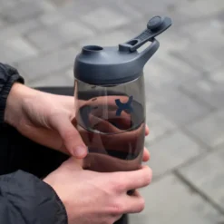 Pursuit Shaker 950 ml Grå