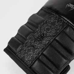 Venum Reverso Boxing Gloves Black/Black, 10oz